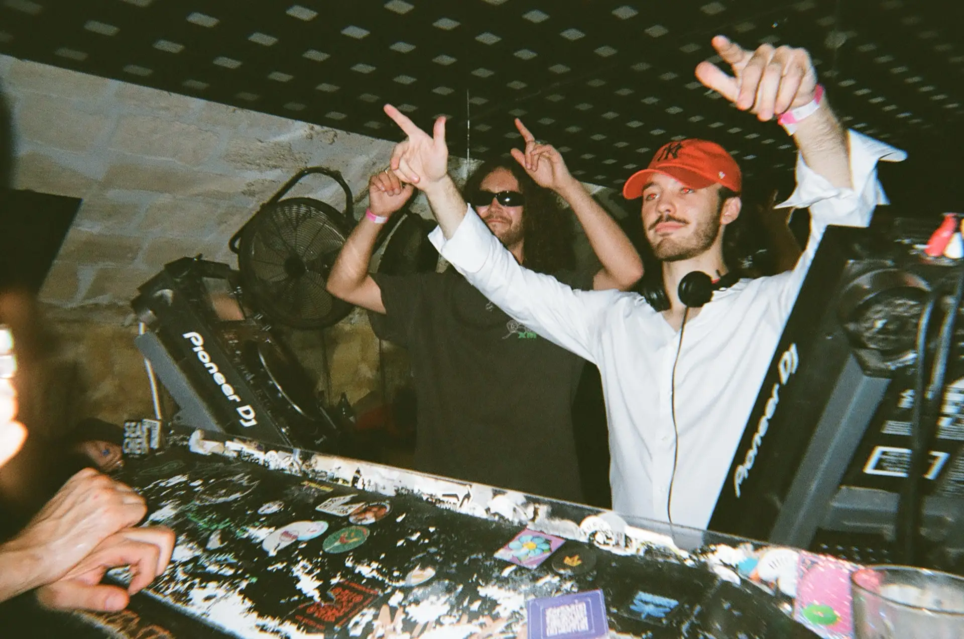 Casæ arms up at the decks with Lessovik